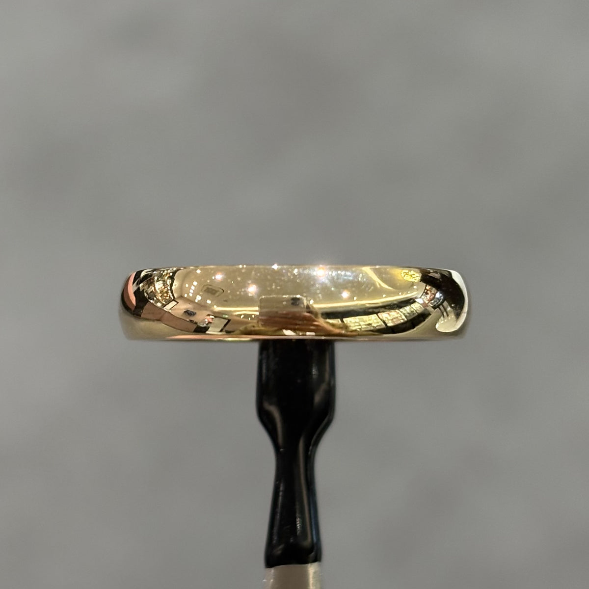 Pre-Owned 9ct Yellow Gold 5.5mm Court Band