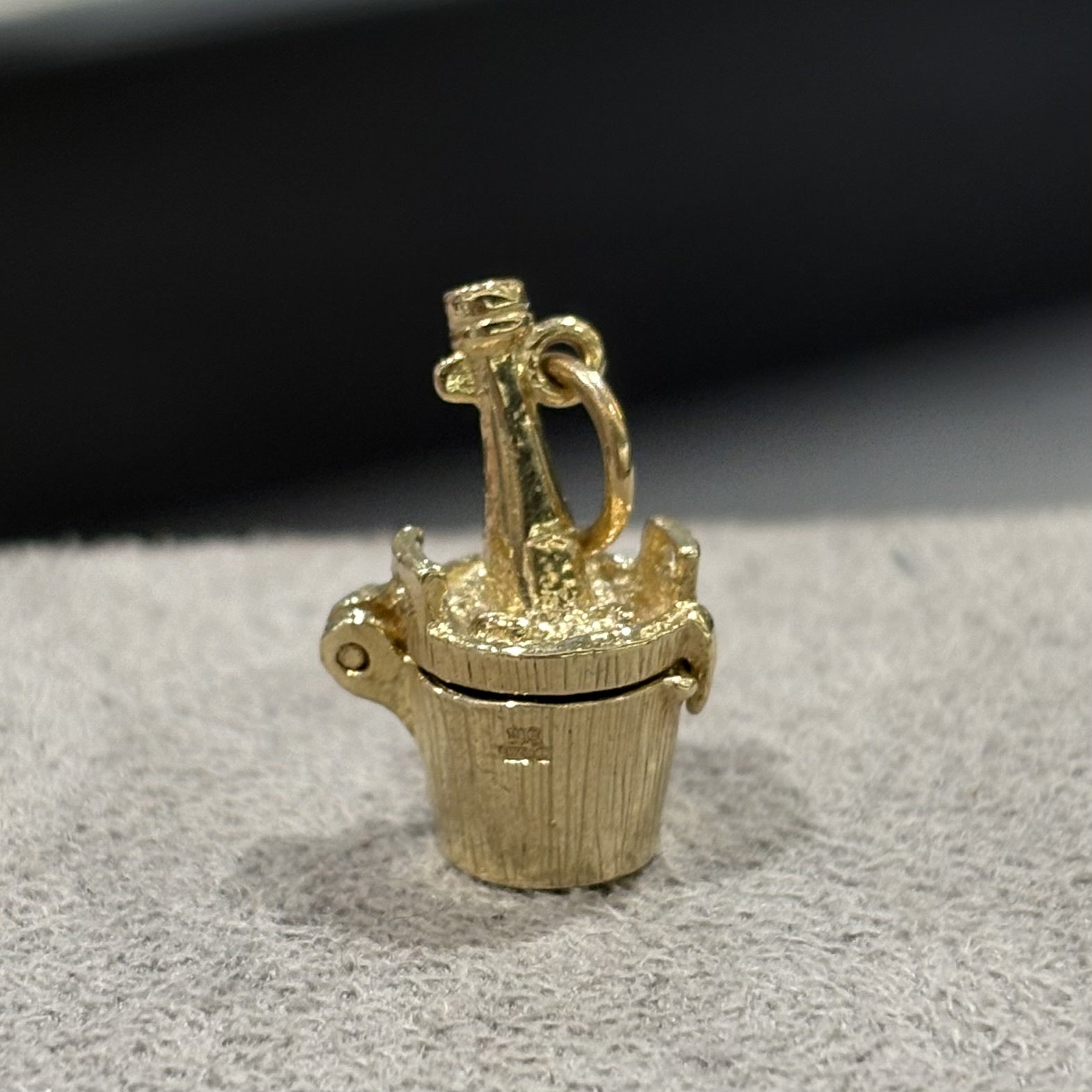 Pre-Owned 9ct Yellow Gold Champagne Charm 2.9g