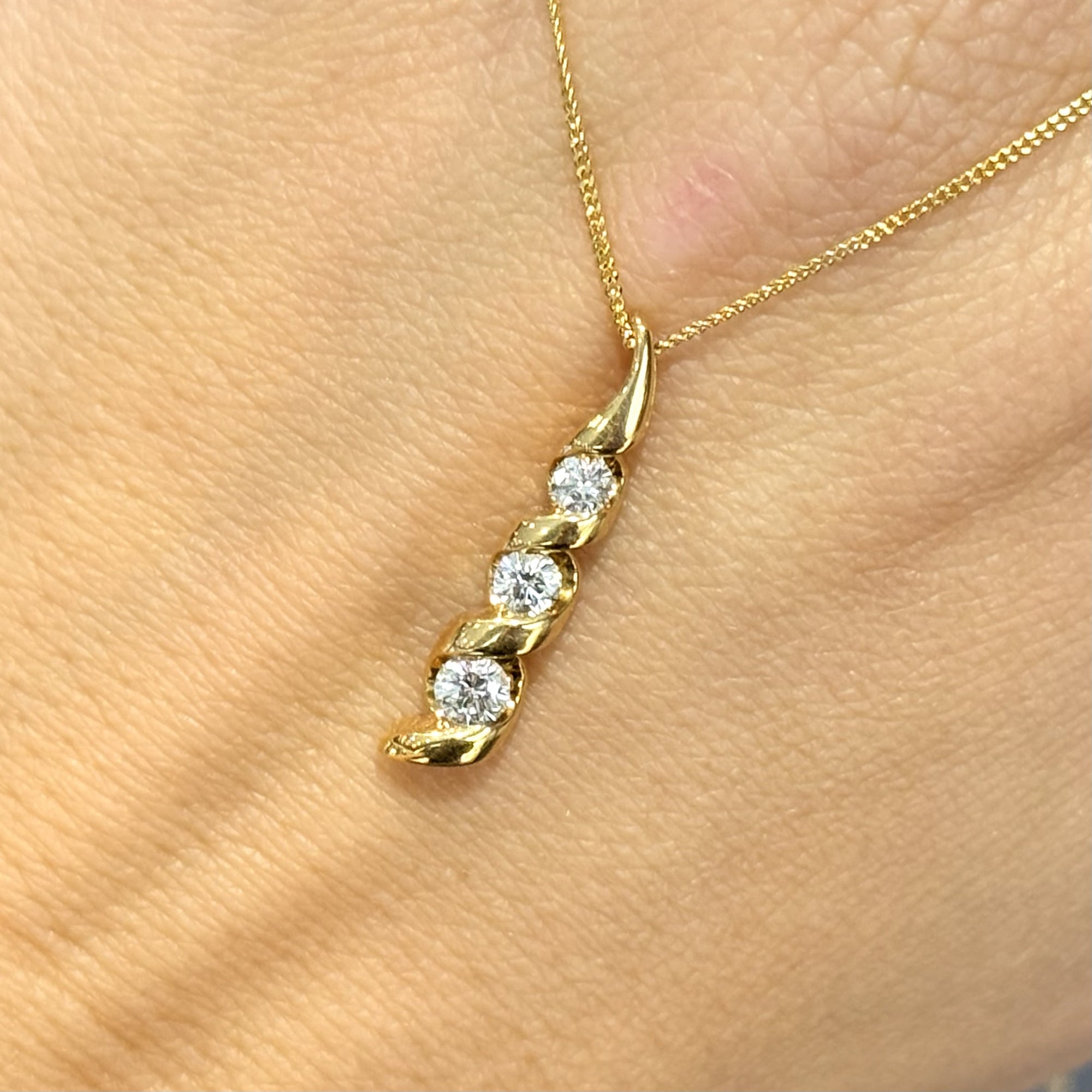 Pre-Owned 18ct Yellow Gold 0.25ct Diamond Drop Pendant