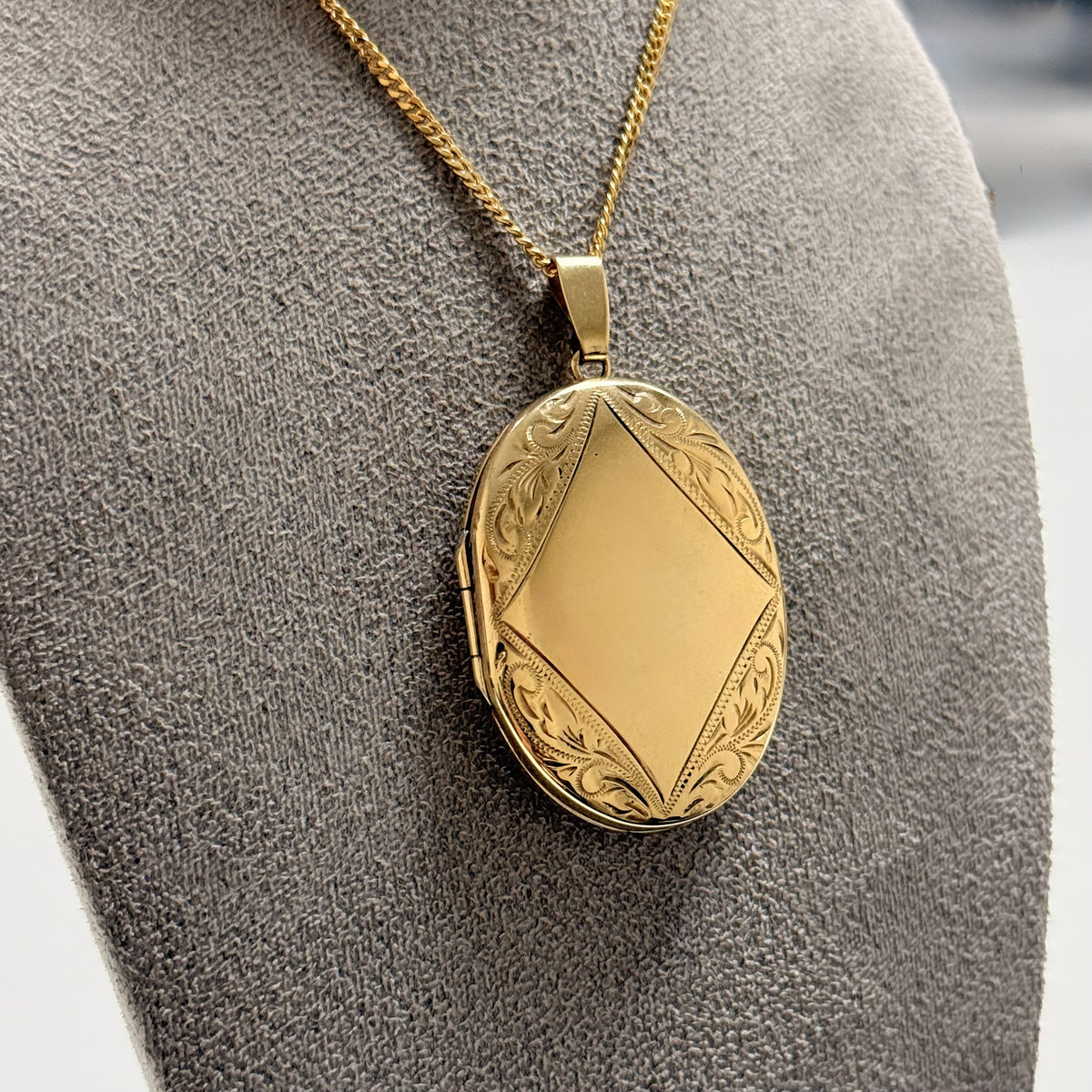 Pre-Owned 9ct Yellow Gold Oval Patterned Locket 11.1g