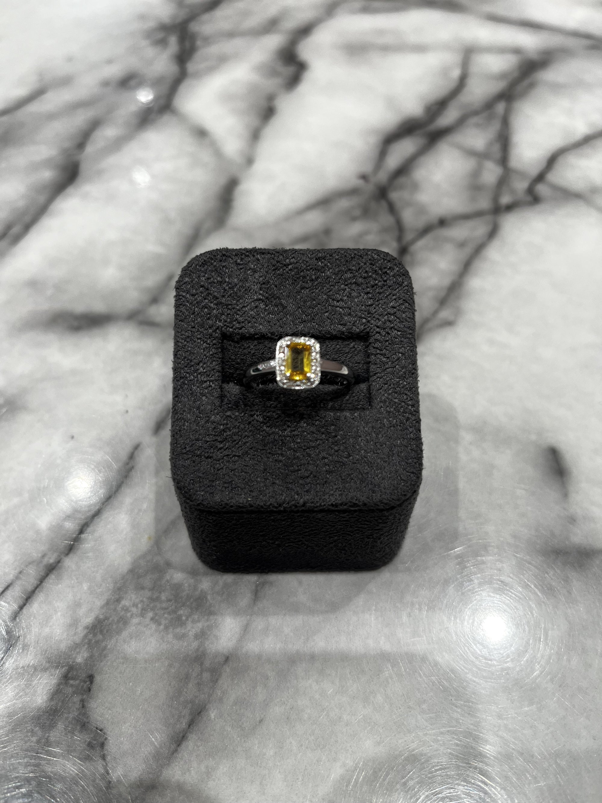 Pre-Owned 9ct White Gold Yellow Sapphire &amp; Diamond Ring