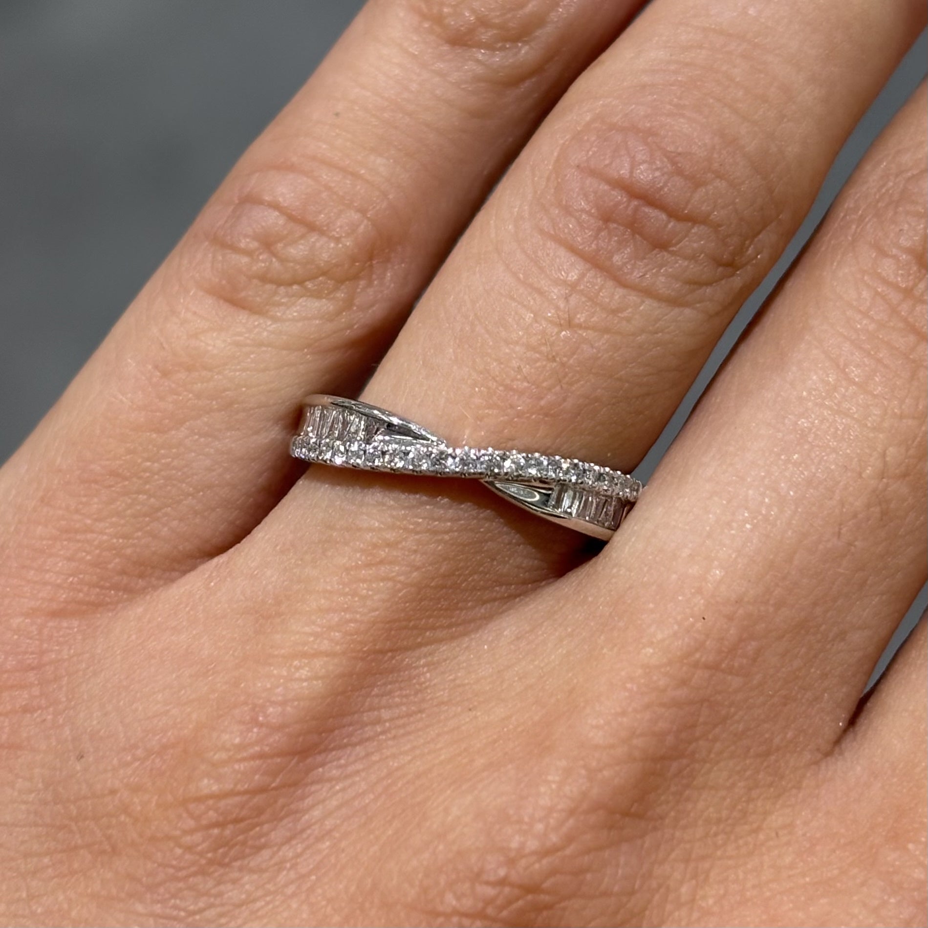 Pre-Owned 18ct White Gold 0.25ct Diamond Cross Over Ring
