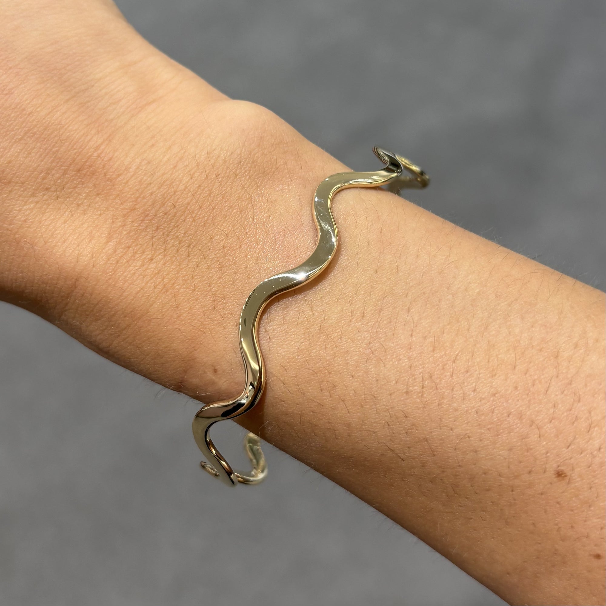 Pre-Owned 9ct Yellow Gold Waved Solid Slave Bangle