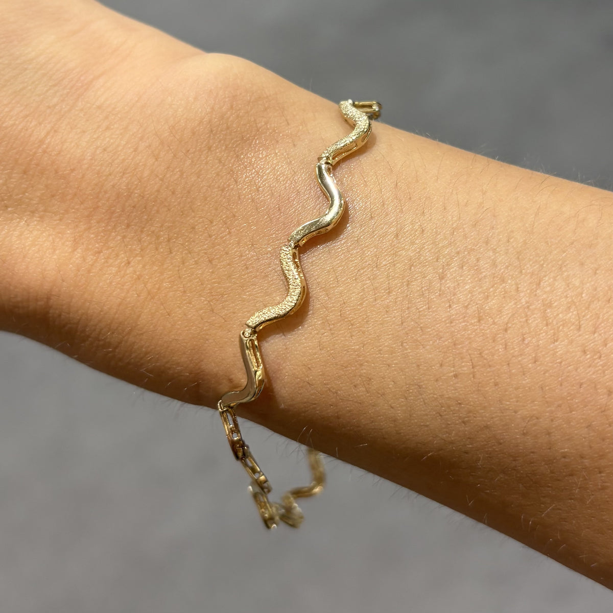 Pre-Owned 9ct Yellow Gold Textured Wave Bracelet