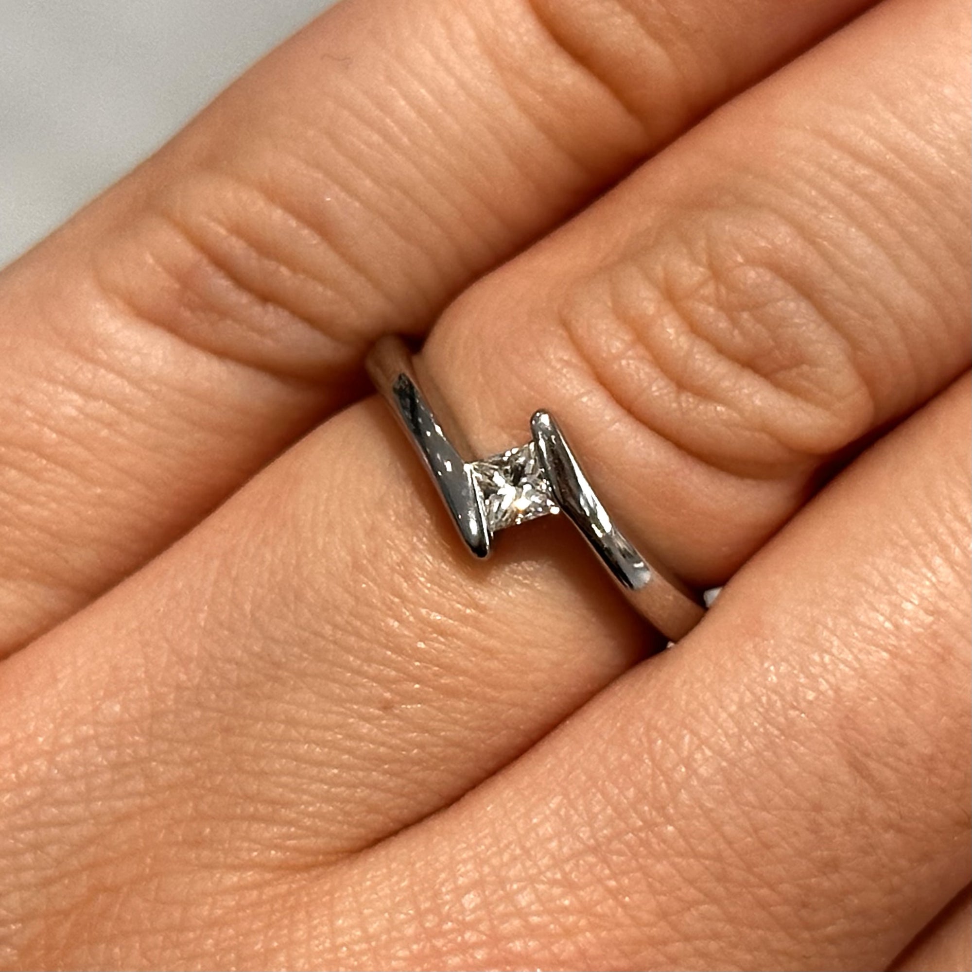 Pre-Owned 18ct White gold Diamond Ring 0.15ct  H Si1