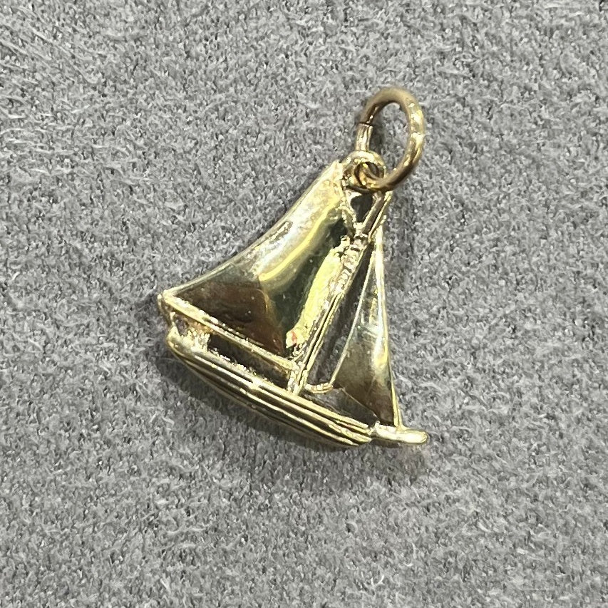 Pre-Owned 9ct Yellow Gold Vintage Boat Charm 1.16g