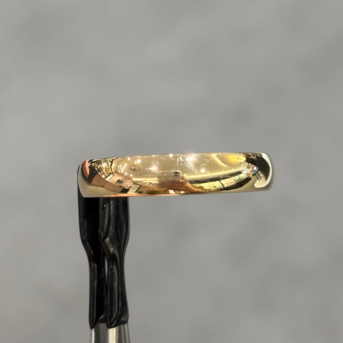 Pre-Owned 9ct Yellow Gold 5.5mm Court Band
